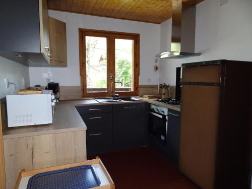 Il comprend une cuisine équipée d'un évier et d'un réfrigérateur. dans l'établissement Chalet 5 Pièces à Pralognan-la-Vanoise, 150m², 8 Pers, Proche Commerces et Téléphérique - FR-1-464-48, à Pralognan-la-Vanoise