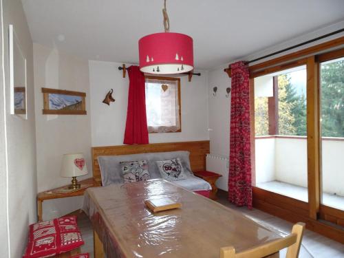 Appartement Pralognan-la-Vanoise, 3 pièces, 6 personnes - FR-1-464-49にあるシーティングエリア