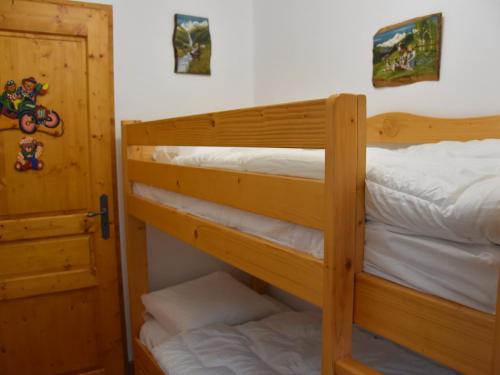 two bunk beds in a room with a door at Appartement 4P bien agencé avec grandes terrasses, proche commerces et téléphérique, 8 pers - FR-1-464-54 in Pralognan-la-Vanoise