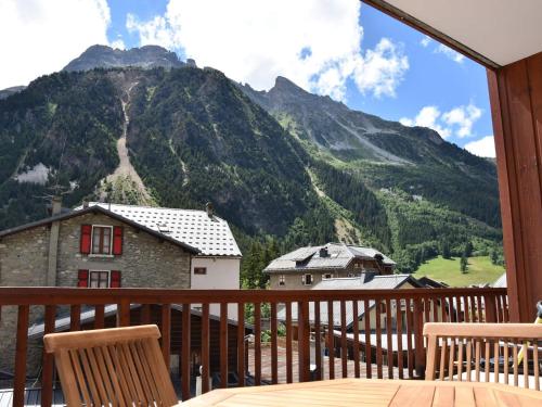 a balcony with a view of a mountain at Appartement 4P bien agencé avec grandes terrasses, proche commerces et téléphérique, 8 pers - FR-1-464-54 in Pralognan-la-Vanoise