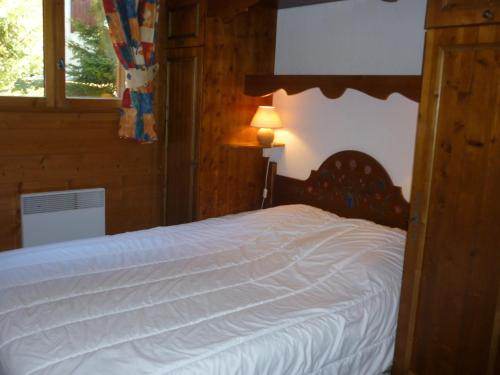 - une chambre avec un grand lit blanc dans une cabine dans l'établissement Rez-de-jardin cosy avec 3 pièces, proche pistes et centre de Pralognan-la-Vanoise - FR-1-464-55, à Pralognan-la-Vanoise