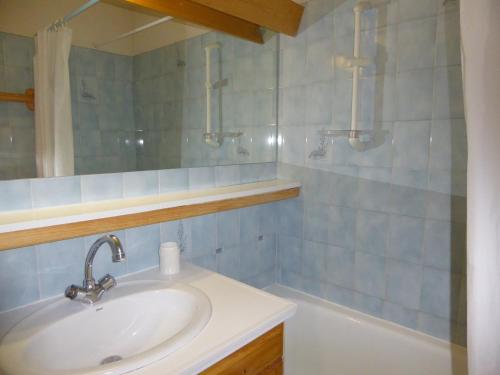 Ett badrum på Appartement Pralognan-la-Vanoise, 3 pièces, 6 personnes - FR-1-464-52