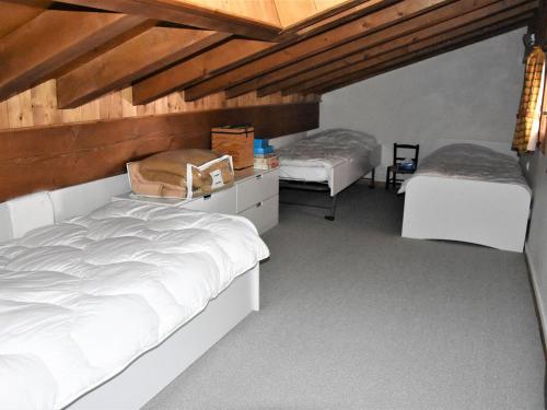 プラローニャン・ラ・ヴァノワーズにあるAppartement Pralognan-la-Vanoise, 4 pièces, 6 personnes - FR-1-464-56の木製の天井が特徴のベッドルーム1室(ベッド2台付)