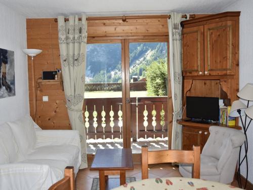 - un salon avec vue sur la montagne dans l'établissement Charmant 3 pièces en rez-de-jardin, proche pistes, idéal familles - FR-1-464-57, à Pralognan-la-Vanoise