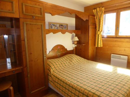 une chambre avec un lit dans une pièce dans l'établissement Charmant 3 pièces en rez-de-jardin, proche pistes, idéal familles - FR-1-464-57, à Pralognan-la-Vanoise