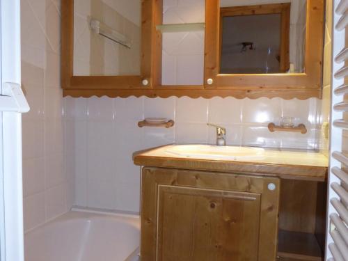 une salle de bain avec un lavabo et une baignoire dans l'établissement Charmant 3 pièces en rez-de-jardin, proche pistes, idéal familles - FR-1-464-57, à Pralognan-la-Vanoise