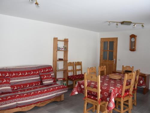 - un salon avec une table, une table et des chaises dans l'établissement Bel appartement neuf avec grande terrasse au centre de Pralognan-la-Vanoise - FR-1-464-58, à Pralognan-la-Vanoise