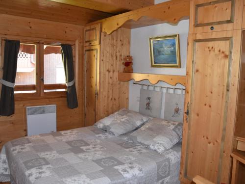プラローニャン・ラ・ヴァノワーズにあるAppartement Pralognan-la-Vanoise, 4 pièces, 6 personnes - FR-1-464-61の木造キャビン内のベッド1台が備わるベッドルーム1室を利用します。