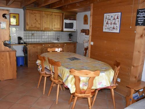 une cuisine avec une table et des chaises dans une pièce dans l'établissement Duplex familial 7 pers, proche pistes, balcon, quartier résidentiel - FR-1-464-61, à Pralognan-la-Vanoise