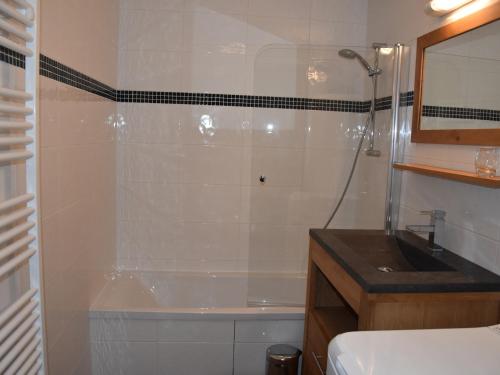 Koupelna v ubytování Bel appartement neuf avec grande terrasse au centre de Pralognan-la-Vanoise - FR-1-464-58