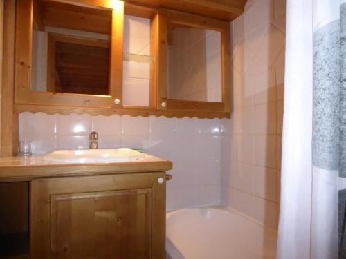 une salle de bain avec un lavabo et une baignoire dans l'établissement Duplex familial 7 pers, proche pistes, balcon, quartier résidentiel - FR-1-464-61, à Pralognan-la-Vanoise