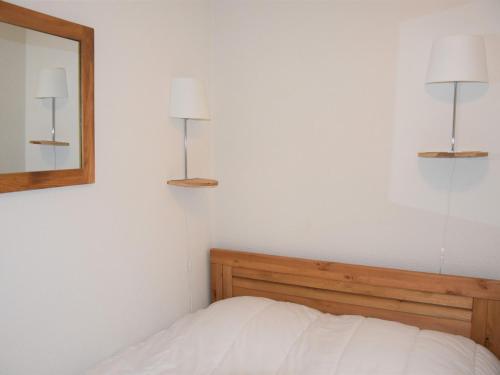une chambre avec un lit et un miroir dans l'établissement Appartement Chaleureux avec Balcon Sud à 600m du Centre et Proche des Pistes, Pralognan-la-Vanoise - FR-1-464-62, à Pralognan-la-Vanoise