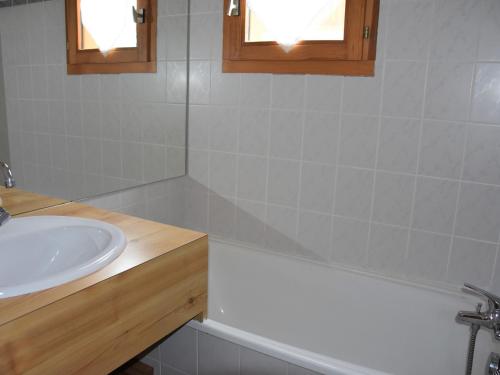une salle de bain avec un lavabo et une baignoire dans l'établissement Appartement Chaleureux avec Balcon Sud à 600m du Centre et Proche des Pistes, Pralognan-la-Vanoise - FR-1-464-62, à Pralognan-la-Vanoise