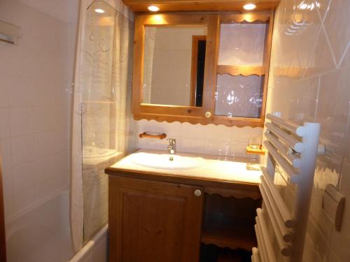 une salle de bain avec un lavabo, un miroir et une baignoire dans l'établissement Appartement Familial - Terrasse Sud, Parking, Proche Pistes - FR-1-464-59, à Pralognan-la-Vanoise
