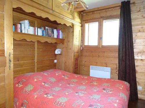 プラローニャン・ラ・ヴァノワーズにあるAppartement Pralognan-la-Vanoise, 3 pièces, 5 personnes - FR-1-464-65の木造キャビン内のベッド1台が備わるベッドルーム1室を利用します。