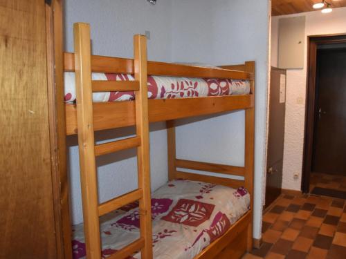 quelques lits superposés dans une chambre dans l'établissement Confortable Studio avec Balcon Sud, Pied des Pistes, 4 Personnes, Pralognan-la-Vanoise - FR-1-464-71, à Pralognan-la-Vanoise