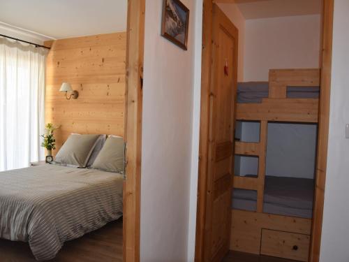 une chambre avec un lit et un lit superposé dans l'établissement Charmant 3P PMR avec terrasse sud et parking, proche commerces et télécabine - FR-1-464-80, à Champagny-en-Vanoise