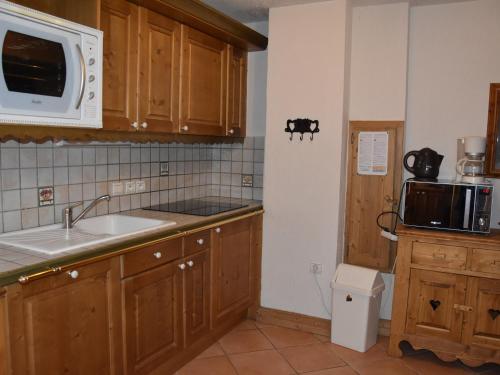 Appartement Pralognan-la-Vanoise, 3 pièces, 6 personnes - FR-1-464-85にあるキッチンまたは簡易キッチン