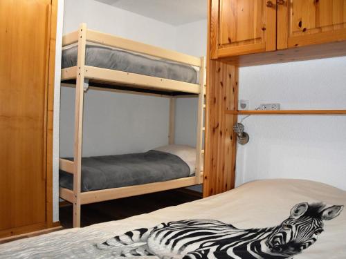プラローニャン・ラ・ヴァノワーズにあるCharmant 2 pièces avec terrasse, proche commerces et téléphérique, Pralognan-la-Vanoise - FR-1-464-92の下段にシマウマが描かれた二段ベッド