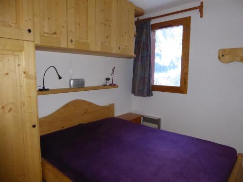 - une chambre avec un lit violet et une fenêtre dans l'établissement Appartement Pralognan-la-Vanoise, 3 pièces, 4 personnes - FR-1-464-91, à Pralognan-la-Vanoise