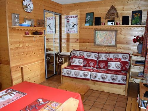 - un salon avec un canapé dans l'établissement Appartement cosy et lumineux - 4 pers, balcon sud, départ skis aux pieds, proche centre et pistes - FR-1-464-93, à Pralognan-la-Vanoise