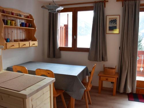 une salle à manger avec une table et des chaises dans l'établissement Appartement lumineux avec grand balcon, au centre de Pralognan-la-Vanoise, proche commerces et téléphérique - FR-1-464-91, à Pralognan-la-Vanoise