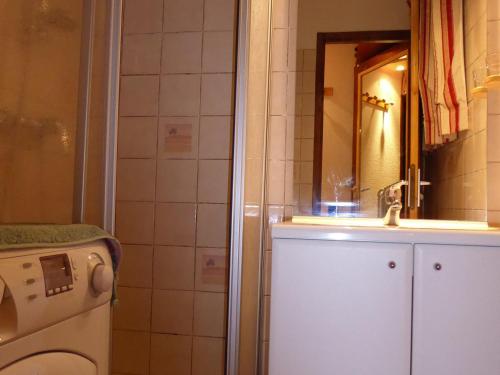 プラローニャン・ラ・ヴァノワーズにあるAppartement Pralognan-la-Vanoise, 2 pièces, 4 personnes - FR-1-464-93のバスルーム(洗濯機、鏡付)