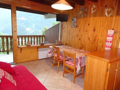 Il dispose d'un balcon et d'une cuisine avec une table et des chaises. dans l'établissement Charmant duplex lumineux avec parking couvert proche téléphérique - FR-1-464-95, à Champagny-en-Vanoise