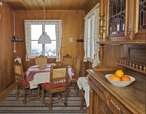 un comedor con mesa y un bol de fruta en Alpidyll Traditionelles 4 -Zimmer-Einzelchalet, en Hasliberg