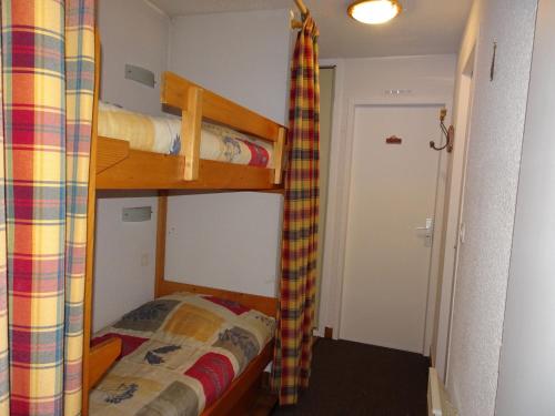 - une chambre avec 2 lits superposés dans l'établissement Appartement Pralognan-la-Vanoise, 2 pièces, 4 personnes - FR-1-464-104, à Pralognan-la-Vanoise