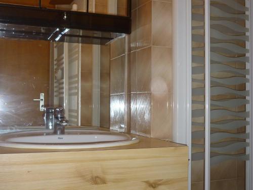 La salle de bains est pourvue d'un lavabo et d'une armoire en bois. dans l'établissement Confort familial près des pistes, calme en été, à Pralognan-la-Vanoise - FR-1-464-119, à Pralognan-la-Vanoise