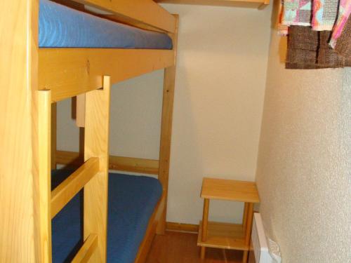 Cette petite chambre comprend des lits superposés et une table. dans l'établissement Confort familial près des pistes, calme en été, à Pralognan-la-Vanoise - FR-1-464-119, à Pralognan-la-Vanoise