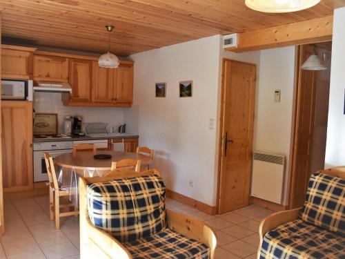 une cuisine et une salle à manger avec une table et des chaises dans l'établissement Appartement cosy près des pistes avec garage, animaux acceptés - FR-1-464-128, à Champagny-en-Vanoise