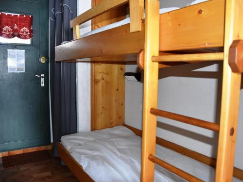 Ce lit superposé se trouve dans un dortoir avec une échelle. dans l'établissement Charmant studio avec balcon ensoleillé, à 400m des commerces et téléphérique à Pralognan-la-Vanoise - FR-1-464-69, à Pralognan-la-Vanoise