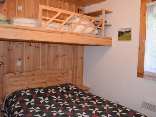 - une chambre avec des lits superposés et une échelle dans l'établissement Appartement Champagny-en-Vanoise, 3 pièces, 4 personnes - FR-1-464-128, à Champagny-en-Vanoise