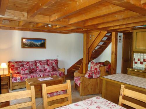 プラローニャン・ラ・ヴァノワーズにあるAppartement Pralognan-la-Vanoise, 4 pièces, 7 personnes - FR-1-464-76のリビングルーム(ソファ、テーブル付)