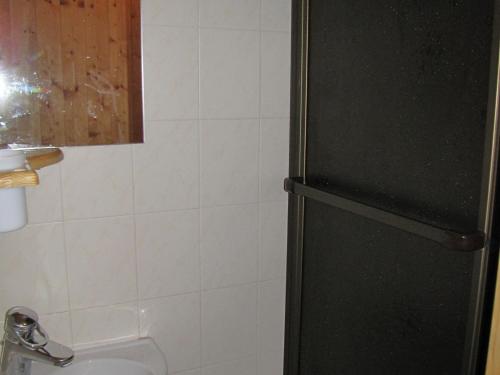 La salle de bains est pourvue de toilettes et d'un réfrigérateur noir. dans l'établissement Studio charmant au centre, proche commerces et téléphérique - FR-1-464-122, à Pralognan-la-Vanoise