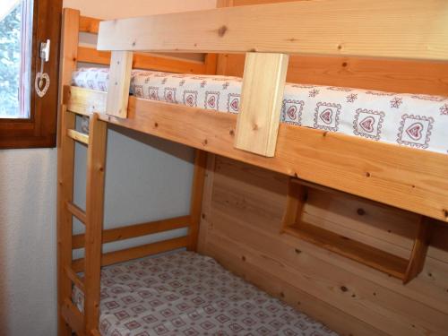 quelques lits superposés dans une chambre dans l'établissement Charmant jardin, piscine chauffée, proche pistes et centre - FR-1-464-143, à Pralognan-la-Vanoise