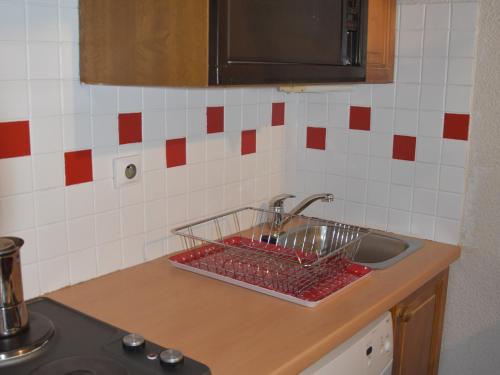 - un évier de cuisine avec un porte-vaisselle à côté d'un évier dans l'établissement Charmant jardin, piscine chauffée, proche pistes et centre - FR-1-464-143, à Pralognan-la-Vanoise