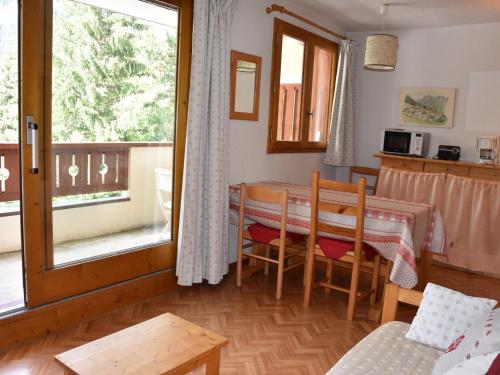 une cuisine et une salle à manger avec une table et une fenêtre dans l'établissement Soleil, Balcon et Confort au Centre de Pralognan - 2 Chambres pour 4 Personnes - FR-1-464-112, à Pralognan-la-Vanoise