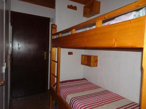 מיטה או מיטות קומותיים בחדר ב-Studio Champagny-en-Vanoise, 1 pièce, 4 personnes - FR-1-464-115