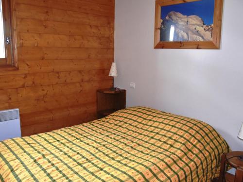 une chambre avec un lit et un miroir au mur dans l'établissement Charmant apt 3 pièces, balcon, proche pistes - FR-1-464-127, à Pralognan-la-Vanoise