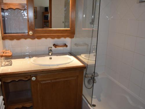une salle de bain avec un lavabo et une douche dans l'établissement Charmant apt 3 pièces, balcon, proche pistes - FR-1-464-127, à Pralognan-la-Vanoise