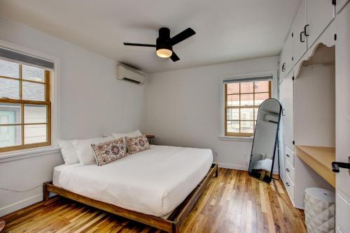 - une chambre avec un lit et un ventilateur de plafond dans l'établissement North End Bungalow, à Boise