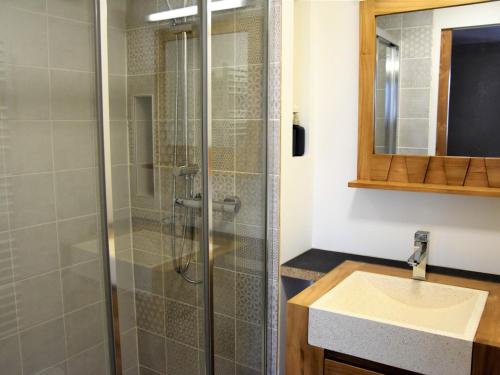 une salle de bain avec douche et lavabo dans l'établissement Beau 2 pièces neuf, balcon sud, proche pistes et commerces, parking inclus - FR-1-464-141, à Pralognan-la-Vanoise