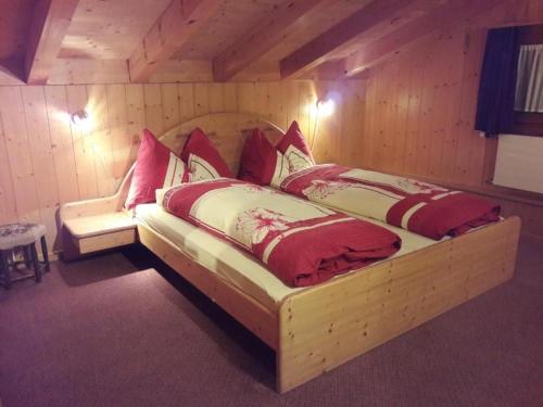 - une chambre avec 2 lits jumeaux dans une cabine dans l'établissement Adler 2 Bett Wohnung, à Grindelwald