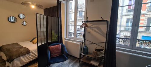 - une chambre avec un lit, un miroir et une fenêtre dans l'établissement Le Foch, à Châlons-en-Champagne