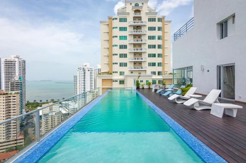 una piscina sul balcone di un edificio di Boutique Apartments Panamá Marbella a Loma del Naranjo