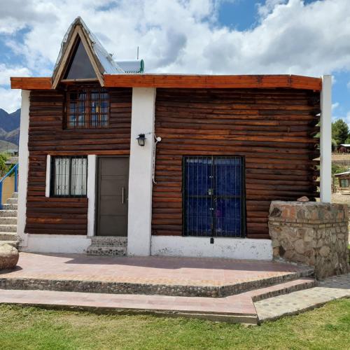 una piccola casa in legno con una porta di Cabaña Mimi a Ciudad Lujan de Cuyo