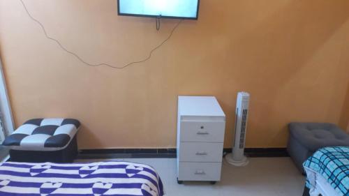 Habitación con 1 dormitorio con 1 cama y 1 silla en apartamento Monimar en TAGANGA en Santa Marta